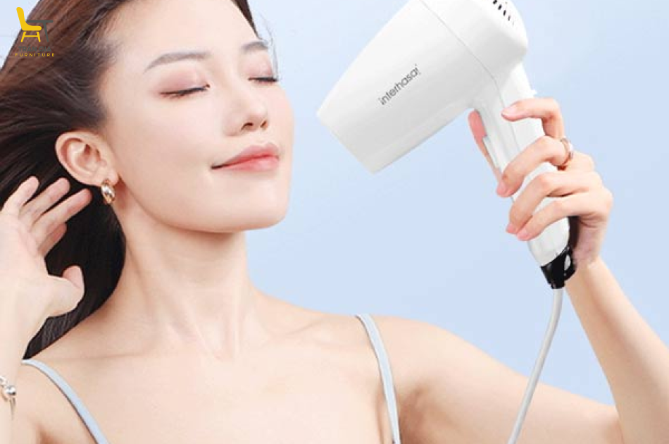 Máy sấy tóc treo tường khách sạn có ổ cắm phụ