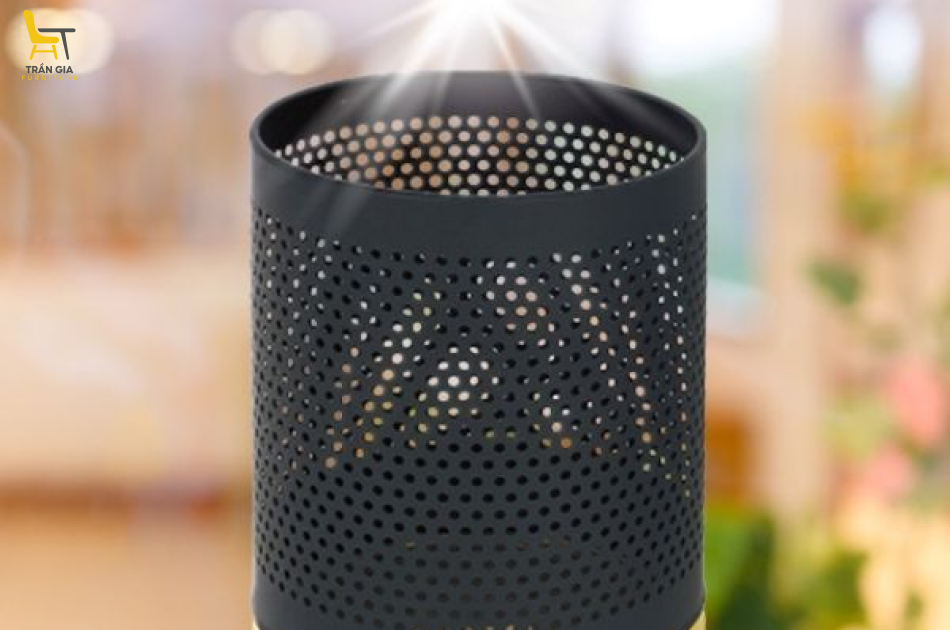 Thùng rác thép sơn tĩnh điện đen dập lỗ đế inox
